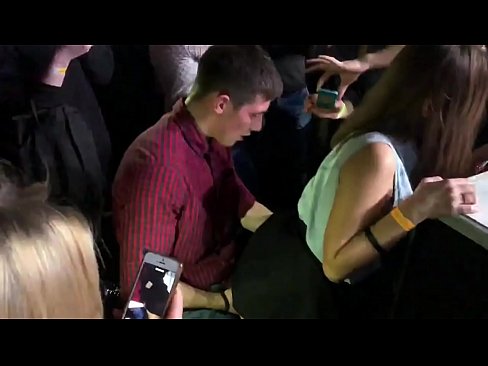 ❤️ Bonde chairo muRussian nightclub. Musikana weRussia ane makore 18 ari mu anus uye bonde akanyura munightclub Hard porn ❤